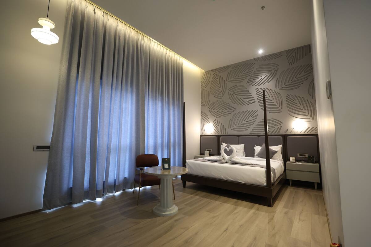 Deluxe Room, Garden View | In-room safe, blackout curtains, iron/ironing board, free WiFi