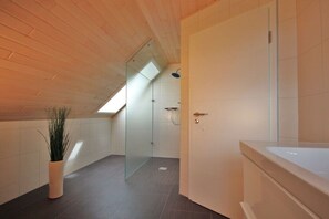 Shower, hair dryer - This is a modern retreat (Plau am See)