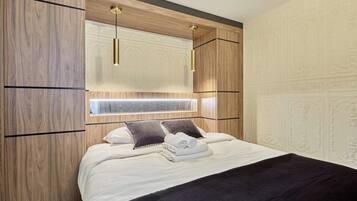 Una scrivania, ferro/asse da stiro, lenzuola