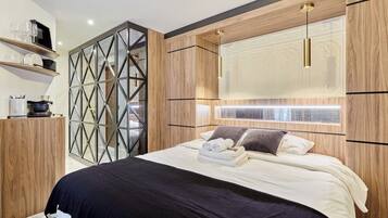 Schreibtisch, Bügeleisen/Bügelbrett, Bettwäsche