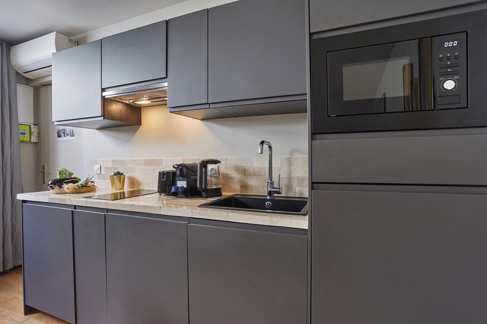 Frigorífico, microondas, placa de cocina y lavavajillas