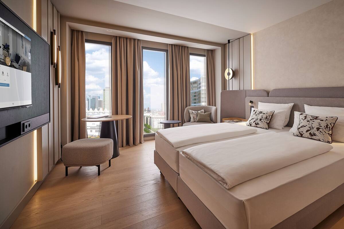 Hypo-allergenic bedding, minibar, in-room safe, blackout curtains