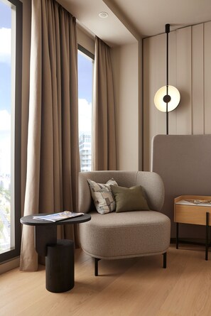 Hypo-allergenic bedding, minibar, in-room safe, blackout curtains