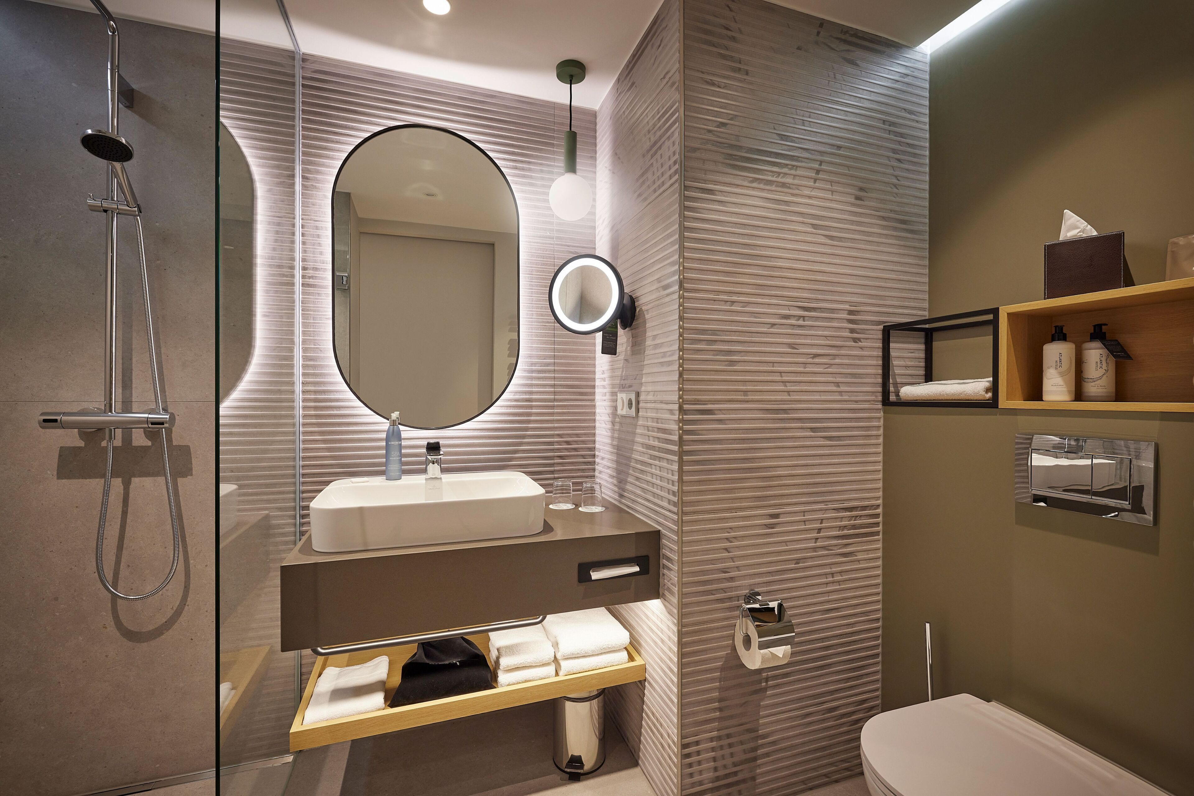 Amenidades de baño gratuitas, secadora de cabello, toallas, jabón 