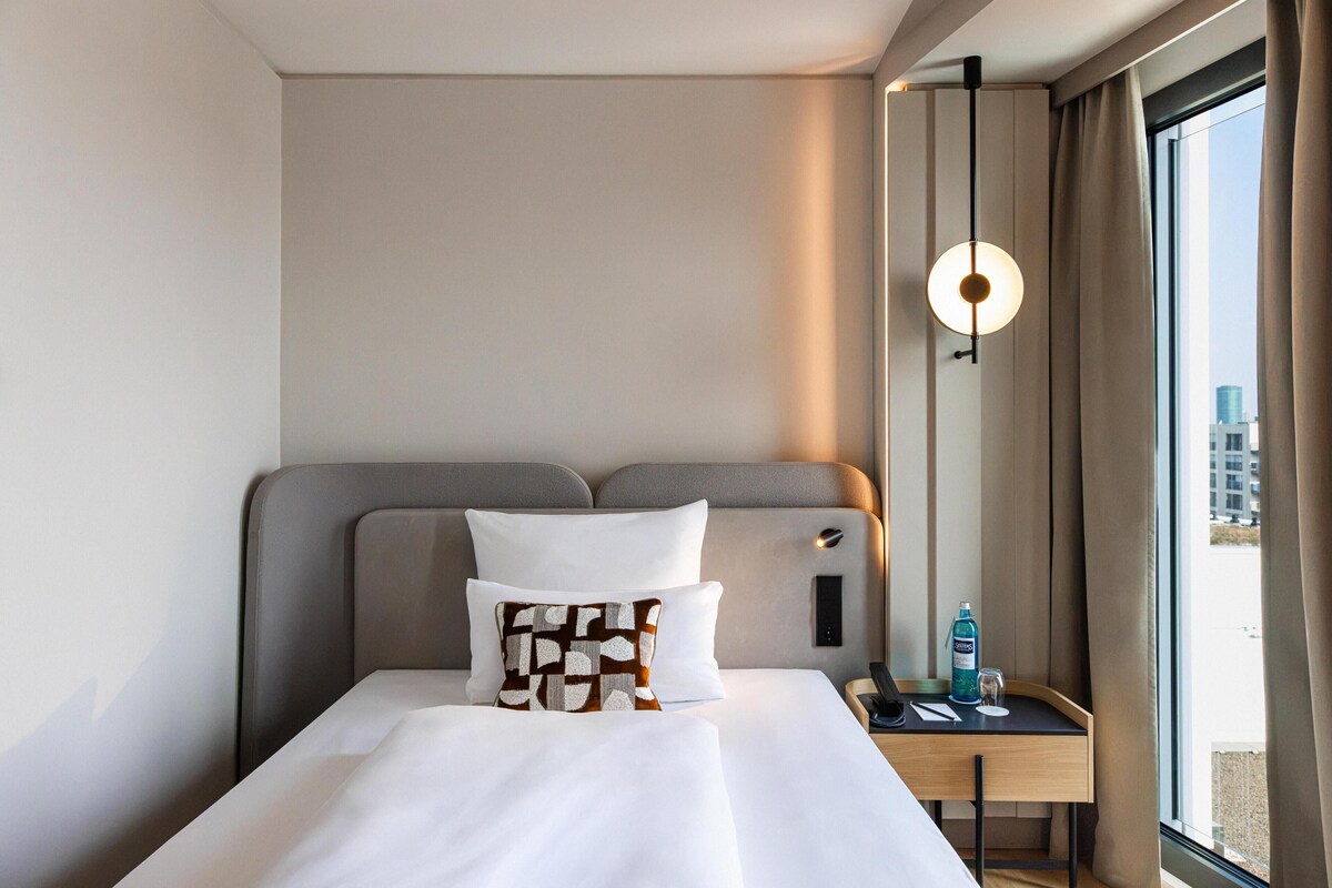 Comfort Single Room | Hypo-allergenic bedding, minibar, in-room safe, blackout curtains