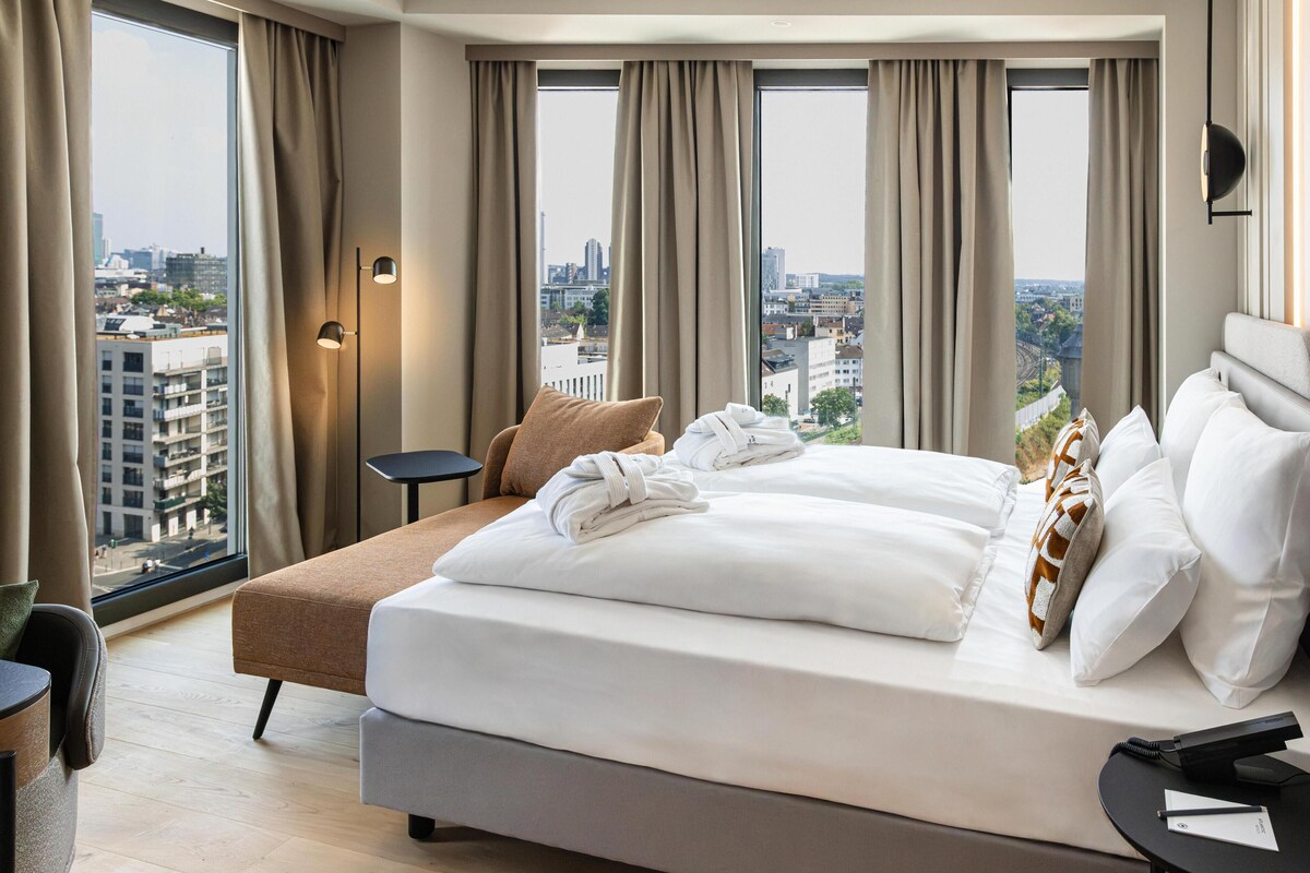 Suite (Comfort) | Hypo-allergenic bedding, minibar, in-room safe, blackout curtains