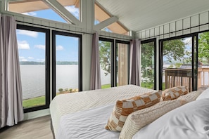 4 bedrooms, iron/ironing board, travel cot, free WiFi - Waterfront Stay w/ Canoes, Deck, Game Room & Lake Views Near Mooresville (Mooresville)