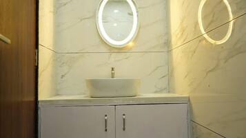 Douche, serviettes fournies, savon, shampoing