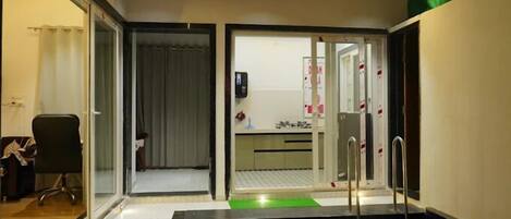 Una piscina al aire libre