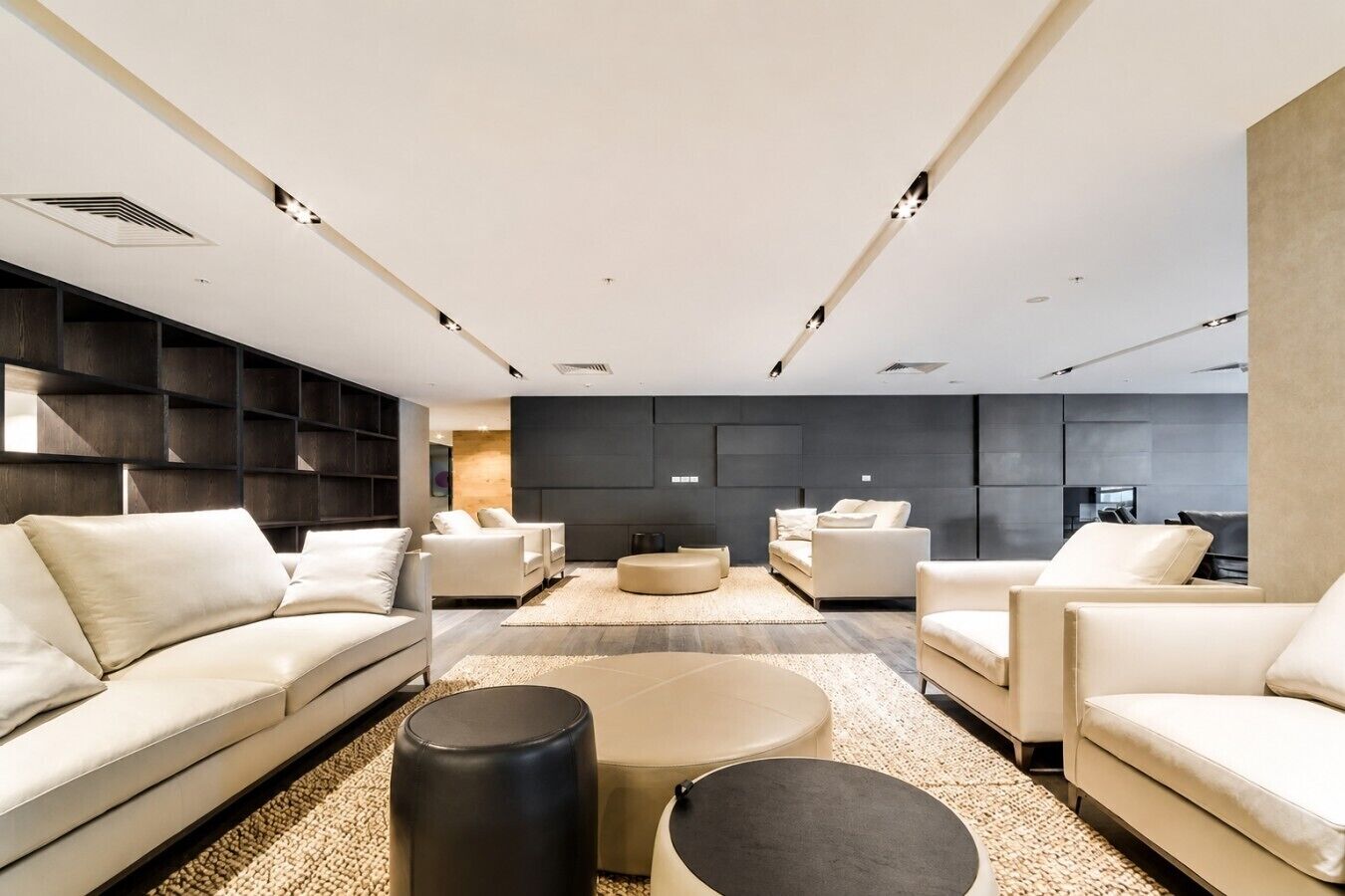 Un salon moderne avec un canapé, une table basse et un tapis.