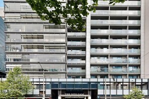 Exterior - Luxury CBD Pad: Super King Beds, Records + Pool! (Melbourne)