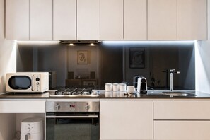 Cafetière/bouilloire, réfrigérateur, micro-ondes, four