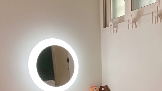 A white desk with a round mirror and a red chair. - Strawberry_Charming studio with AC in vibrant Ewha Univ. neighborhood (Seodaemun-gu,)