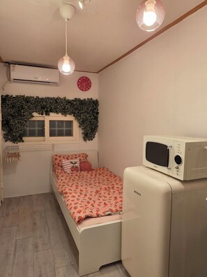 Interior - Strawberry_Charming studio with AC in vibrant Ewha Univ. neighborhood (Seodaemun-gu,)