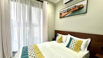 Iron/ironing board, WiFi, bed sheets