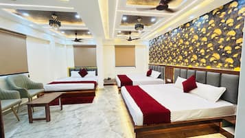 Standard-Vierbettzimmer | Schreibtisch, schallisolierte Zimmer, kostenloses WLAN