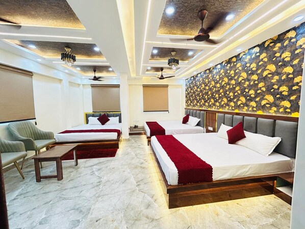 Standard-Vierbettzimmer | Schreibtisch, schallisolierte Zimmer, kostenloses WLAN