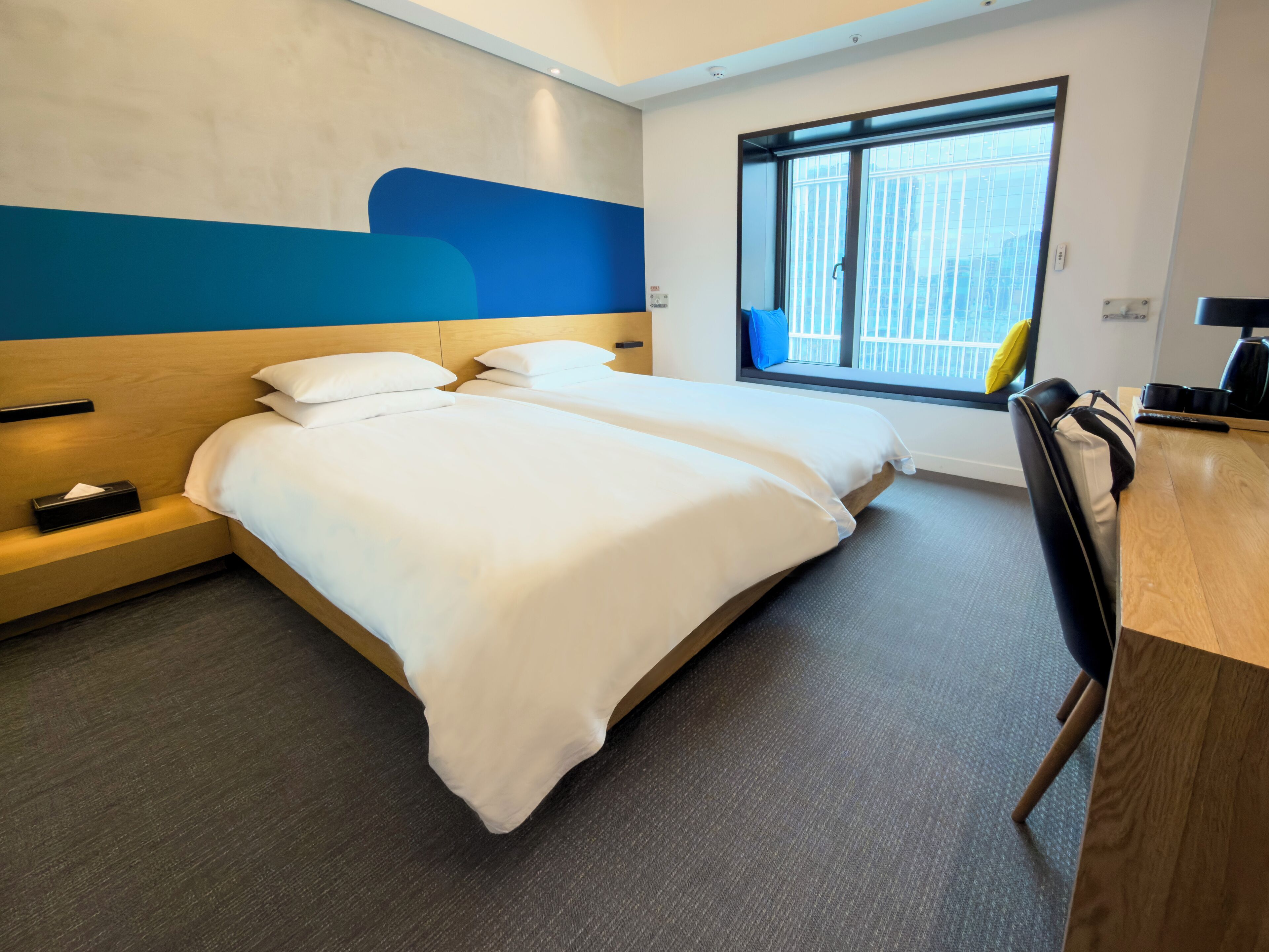 Caja de seguridad en la habitación y escritorio 