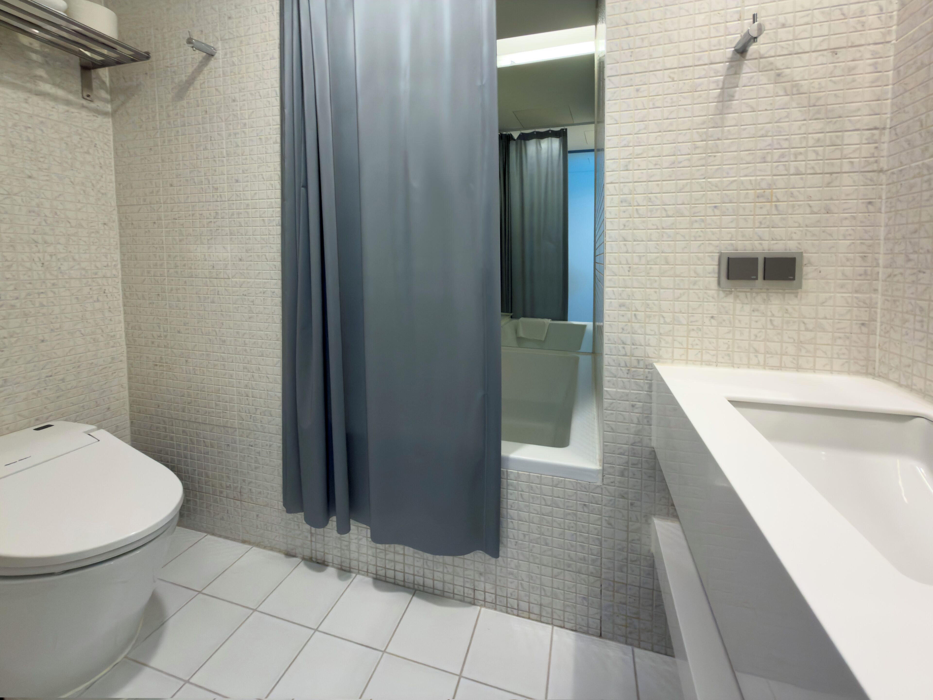 디럭스 트윈룸 | 욕실 | 샤워기/욕조 결합, 무료 세면용품, 헤어드라이어, 슬리퍼