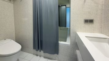 Habitación Deluxe con 2 camas individuales | Baño | Ducha y bañera combinadas y artículos de higiene personal gratuitos