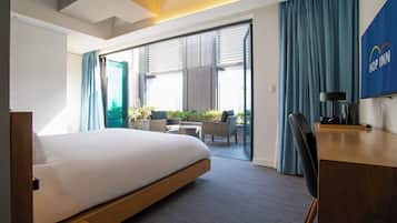 Panorama Room with View | Cofres nos quartos, escrivaninha, espaço de trabalho para notebook