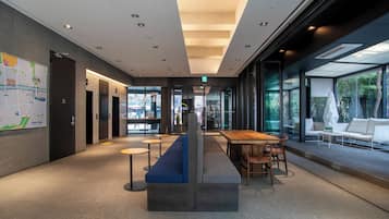 Coin salon dans le hall