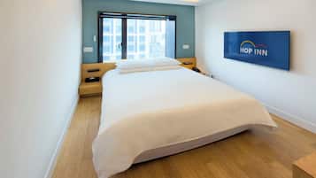 Habitación doble estándar | Caja de seguridad en la habitación y escritorio