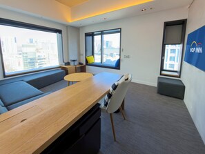 Caja de seguridad en la habitación y escritorio 