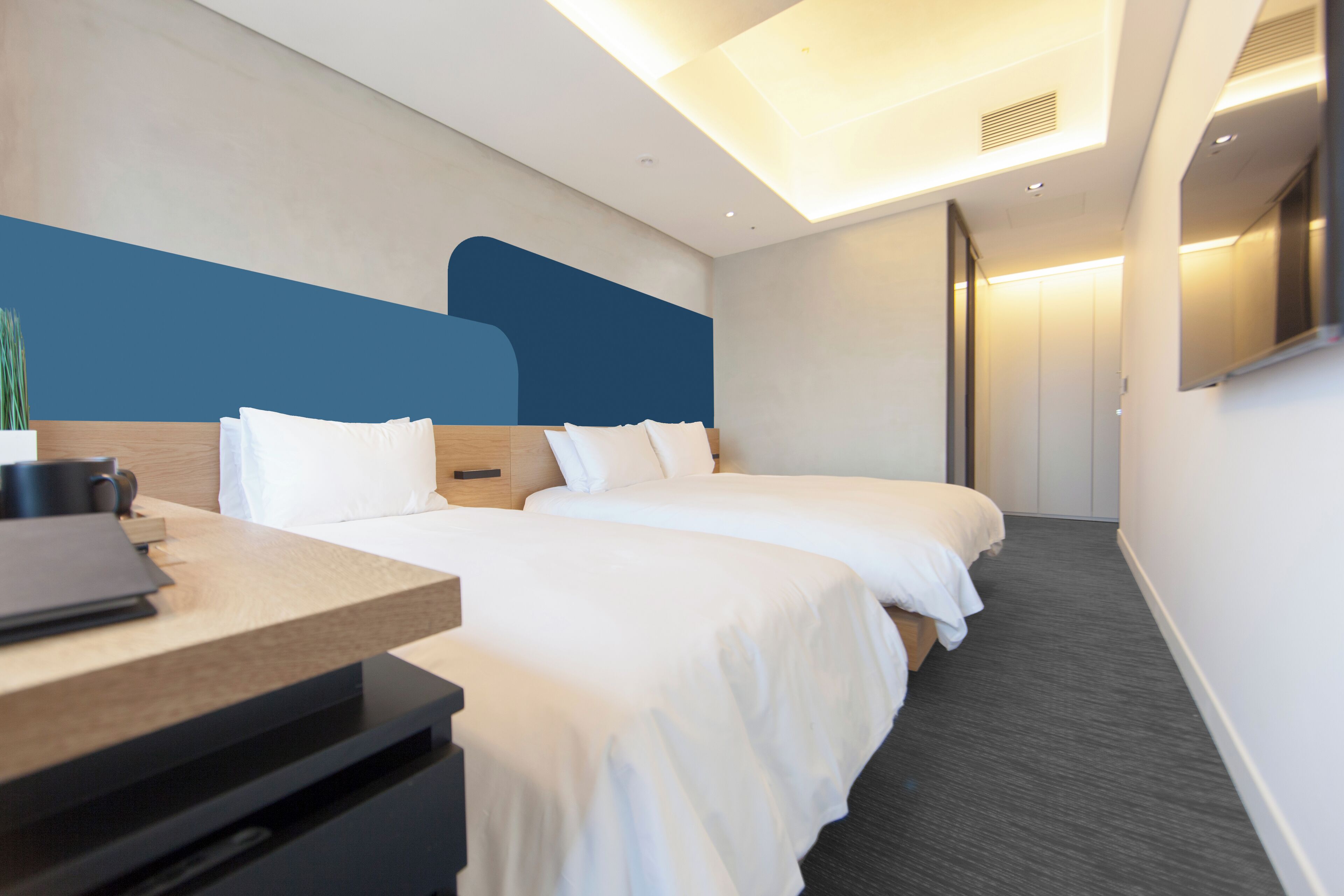 Habitación triple | Caja fuerte, escritorio, espacio para trabajar con un portátil