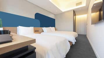 Habitación triple | Caja fuerte, escritorio, espacio para trabajar con un portátil