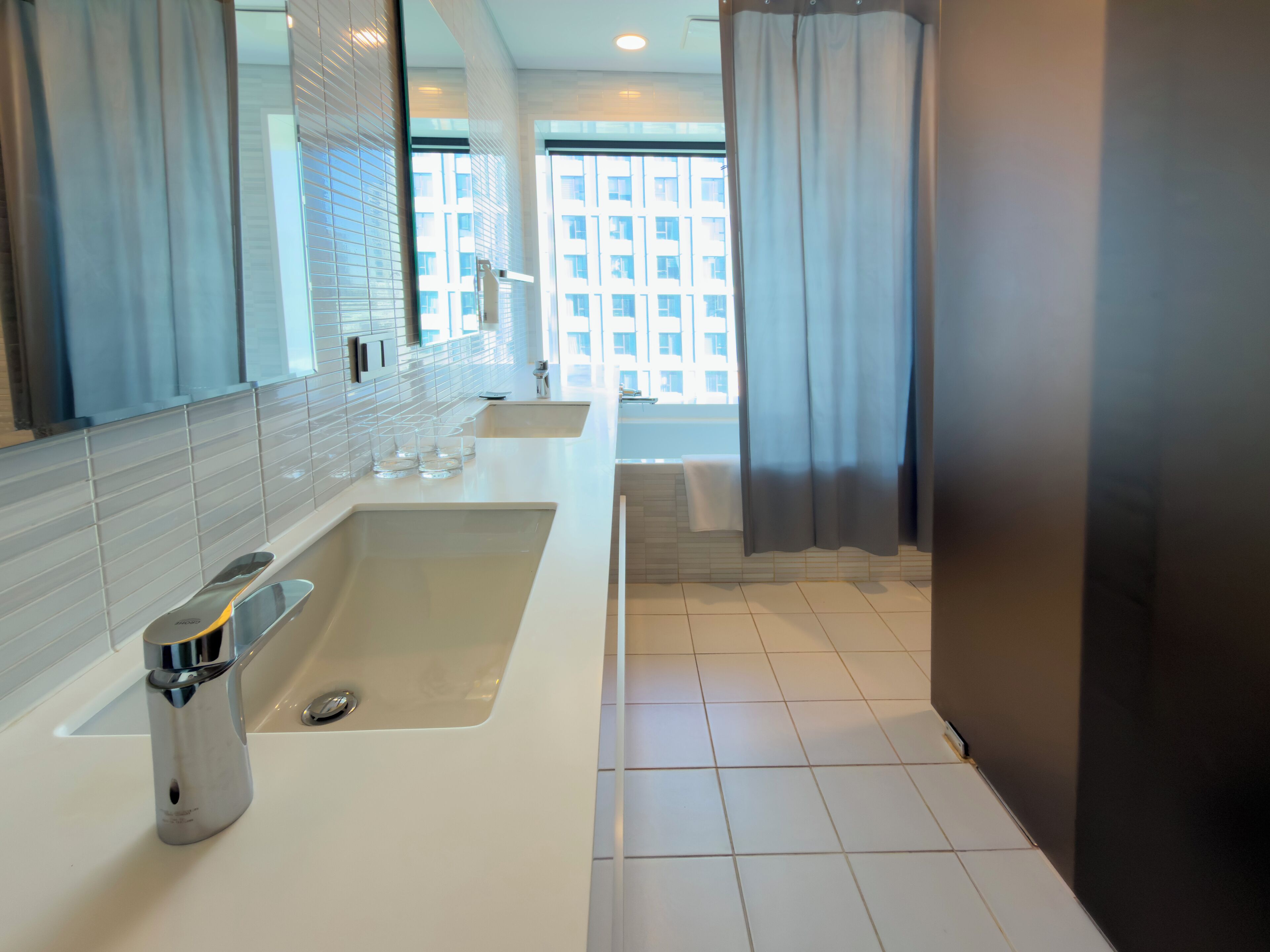 Family Duplex | Baño | Ducha y bañera combinadas y artículos de higiene personal gratuitos