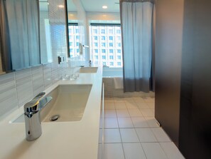 Bañera con ducha, artículos de tocador gratuitos, secador de pelo