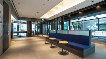 Coin salon dans le hall