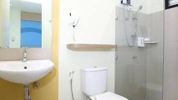 Habitación doble estándar | Baño | Tina con regadera, amenidades de baño gratuitas, secadora de cabello