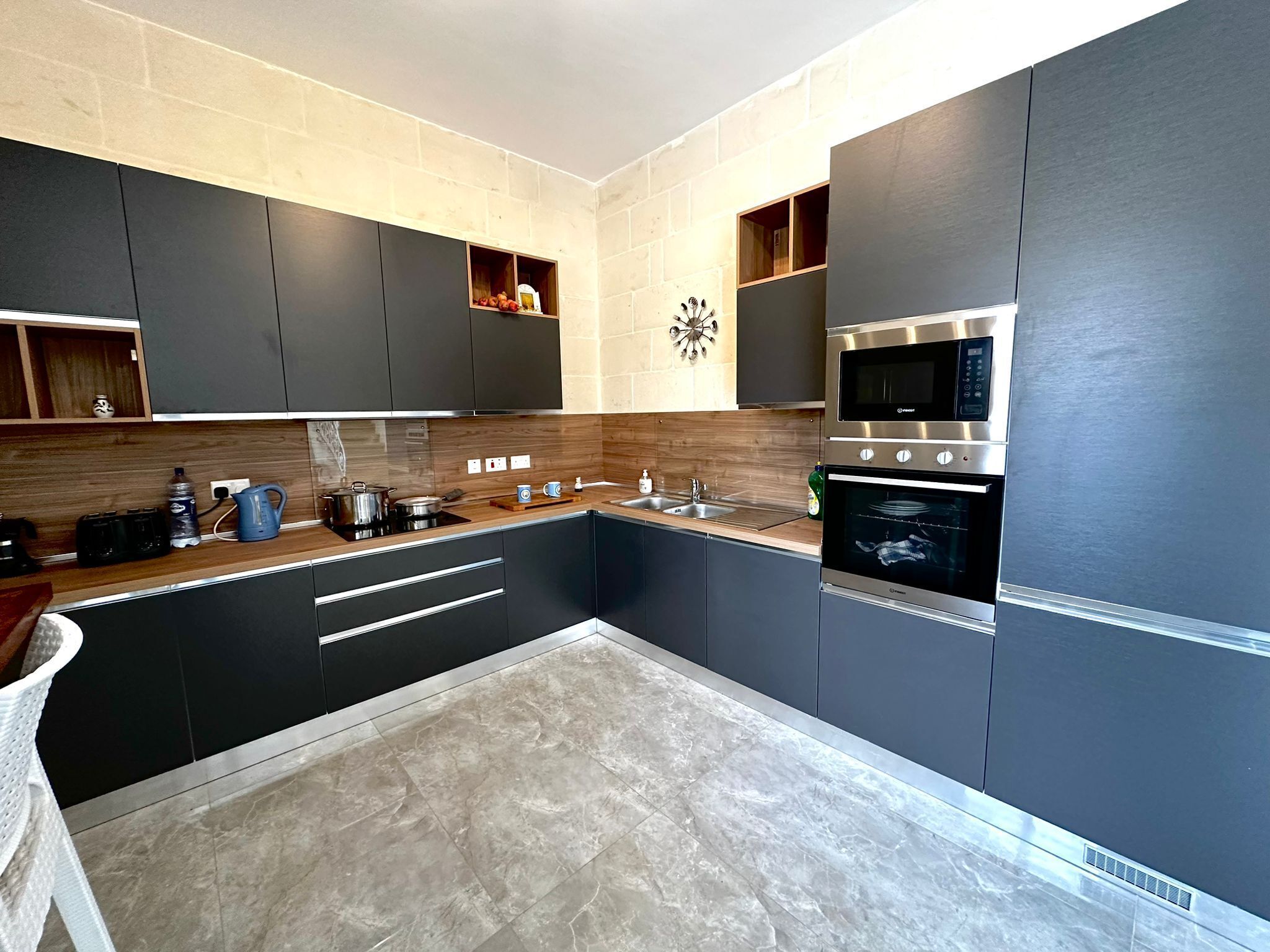 Coffee/tea maker, microwave, oven, stovetop