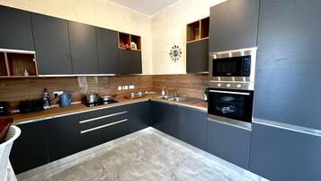 Coffee/tea maker, microwave, oven, stovetop