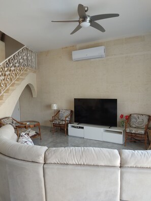Smart TV, books, stereo - Thistle Lodge – Perfect for Groups: Pool, Space & Peaceful Vibes (Gozo)