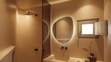 Douche, sèche-cheveux, bidet, serviettes fournies