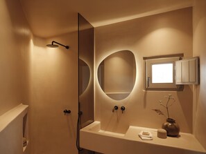 Douche, sèche-cheveux, bidet, serviettes fournies