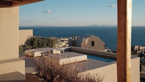 Zona de piscina al terrat amb vista al mar, pèrgola de fusta i arquitectura moderna.