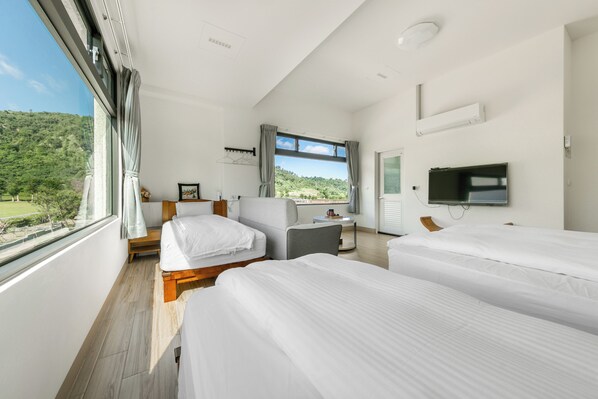 Habitación familiar, vista al jardín | Wifi gratis y ropa de cama