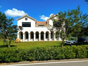 المنشأة من الخارج