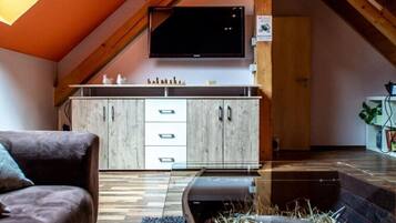 Smart-TV, Kamin, Bücher, Stereoanlage