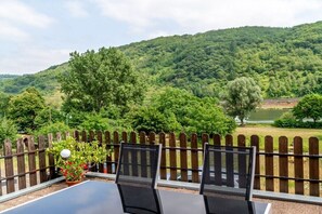 Outdoor dining - Holiday apartment Moselle valley (Sankt Aldegund)