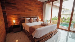 Dormitorio con paneles de madera, una cama, mesitas de noche y vistas a una piscina.