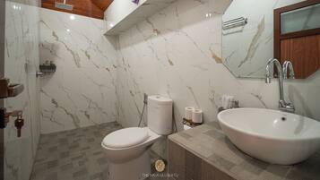 Familie cottage, 2 slaapkamers | Badkamer | Een douche, gratis toiletartikelen, handdoeken, zeep