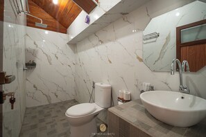 Ducha, artículos de tocador gratuitos, bidet, toallas