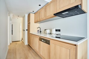 Fridge, microwave, stovetop, dishwasher