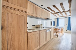 Fridge, microwave, stovetop, dishwasher