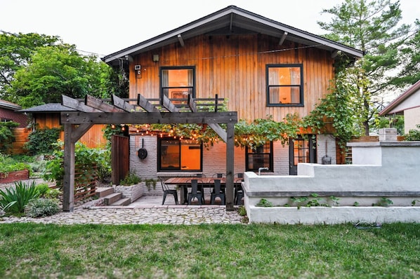 Outdoor dining - Midcentury Gem in Wheat Ridge with Fire Pit and Wood-Fired Oven (Wheat Ridge)